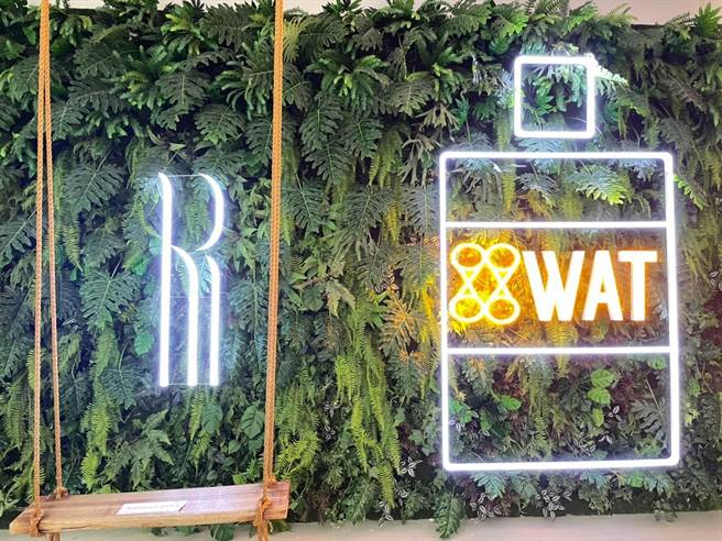 屏东网美饭店H会馆独家与亚洲最潮鸡尾酒品牌WAT cocktail合作，打造南台湾首家网美风的WAT鸡尾酒便利店。（H会馆提供）