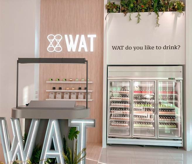 屏东网美饭店H会馆独家与亚洲最潮鸡尾酒品牌WAT cocktail合作，打造南台湾首家网美风的WAT鸡尾酒便利店。（H会馆提供）