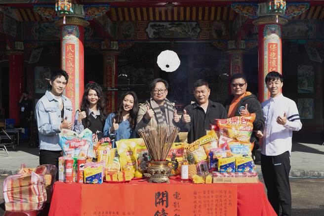 潘君仑（左起）、白痴公主、陈妤、导演谢志文、澎恰恰、陈文山、游书庭出席开镜式。（华映提供）