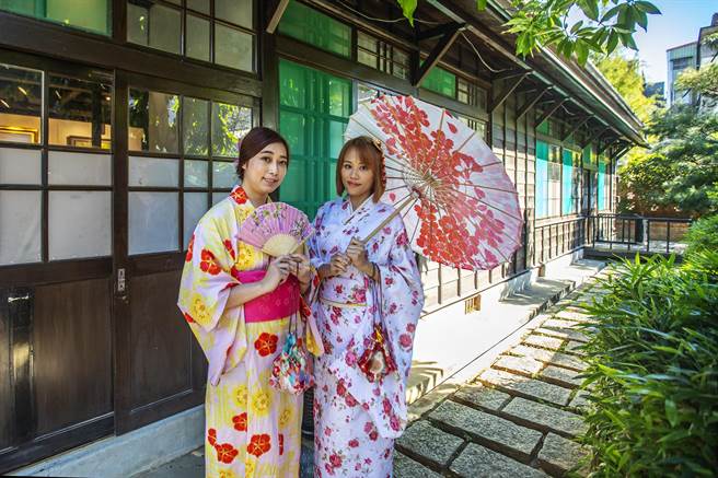 萧如松艺术园区新进百件浴衣，提供游客穿着拍照，有如偽出国到日本。（罗浚滨摄）