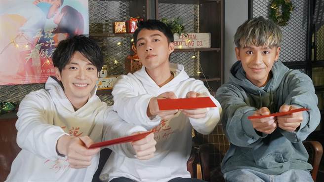 鼓鼓（右起）、蔡凡熙和侯彦西特地为歌迷手写信。（相信音乐提供）