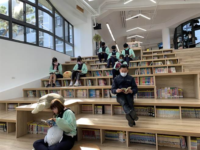 新竹市成德高中30日喜迎全新启用的图书馆，市长林智坚大讚「像极了咖啡店」。（陈育贤摄）