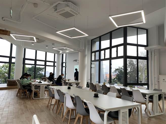 新竹市成德高中30日喜迎全新启用的图书馆，市长林智坚大讚「像极了咖啡店」。（陈育贤摄）