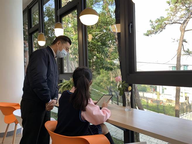 新竹市成德高中30日喜迎全新启用的图书馆，市长林智坚大讚「像极了咖啡店」。（陈育贤摄）