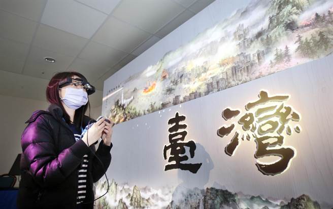 圖為沉浸式體驗空間，旅客戴上AR眼鏡後可欣賞精彩的數位映像。（范揚光攝）