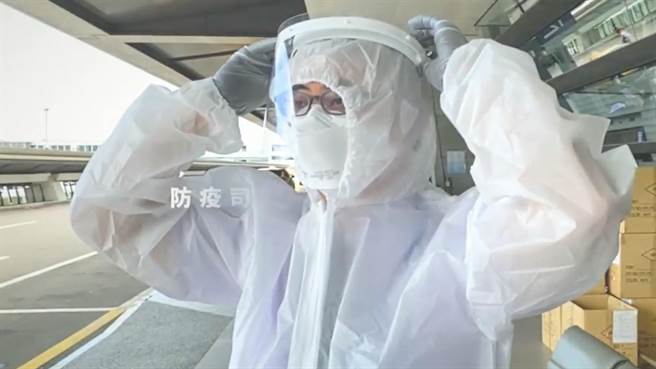 今天是新冠肺炎疫情滿兩週年，感謝華航空服員、防疫人員、加護病房護理人員等，感謝他們共同對抗這場百年大疫。（圖／指揮中心提供）