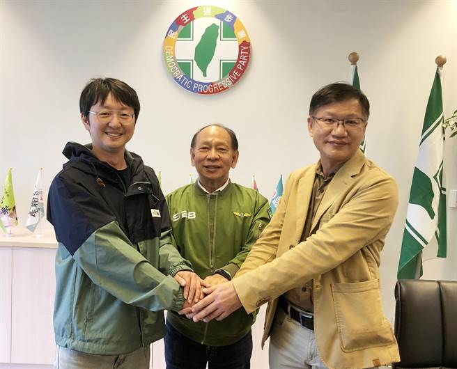 台中市議會民進黨團總召改選，由江肇國（左）當選明年度總召、王立任（右）擔任副總召。（陳世宗攝）