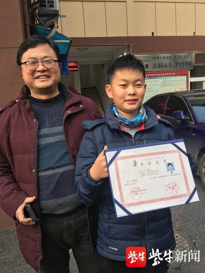 当年鹰爸「雪训」裸跑弟已13岁读博士了：多次创纪录，一直活在热门里，多次创纪录，在家完成课程学习。（紫牛新闻）