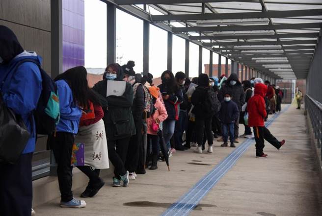 數據顯示，全球COVID-19（2019冠狀病毒疾病）確診數過去7天創下新高，本月22日和28日之間，全球每天平均篩檢出近90萬例確診。(圖/路透社)