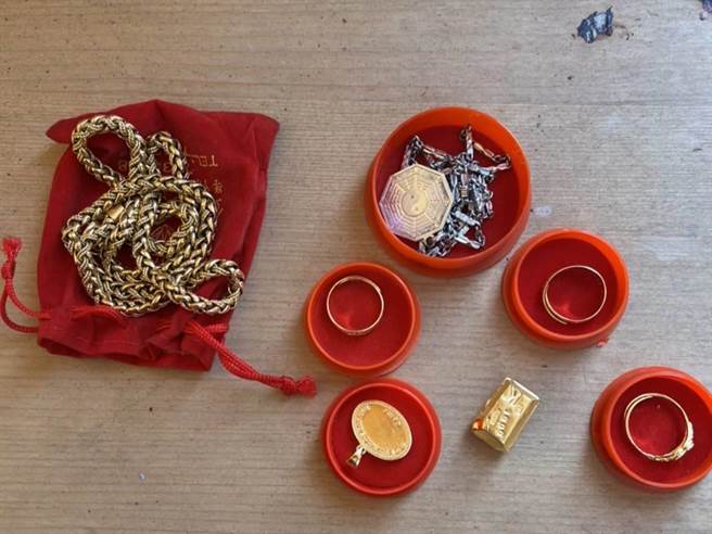 台南市政府环保局学甲区清洁队员赖启豪与王永权29日下午执行家具清运，发现有数件金饰从柜子掉出。（台南市政府环保局提供／张毓翎台南传真）