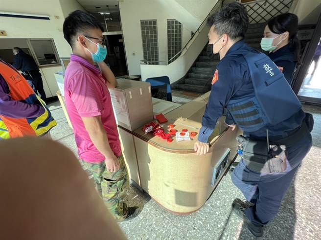 2员报警处理外也随即查询清运资料。（台南市政府环保局提供／张毓翎台南传真）