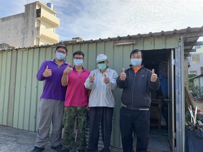 从左到右为学甲区清洁队员赖启豪、王永权、学甲区明宜里长涂志宏、谢姓失主。（台南市政府环保局提供／张毓翎台南传真）