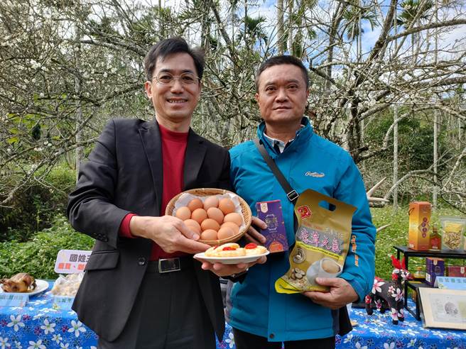 行政院农业委员会水土保持局南投分局长陈荣俊表示，花季提早报到，水保局在元旦连假石门观景台有绿野市集活动，可以品尝国姓咖啡、鹿茸茶叶蛋，还有冬季温补鹿茸产品。（吴建辉摄）