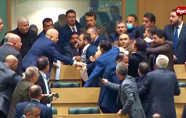 约旦国会议员28日为了修宪议题大打出手，演变成国会大乱斗，衝突画面登上CNN，澳洲媒体人梅纳德（Maynard）转发影片，揶揄约旦国会的激烈肉搏战跟台湾立法院比差多了。（图／撷取自约旦国家电视台Jordan TV脸书转播）