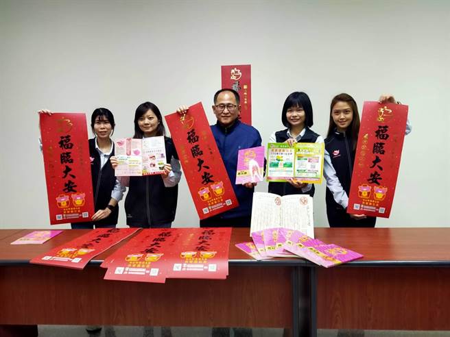 台中市大安區農會將發放給區內5636戶農民曆及春聯。(陳淑娥攝)