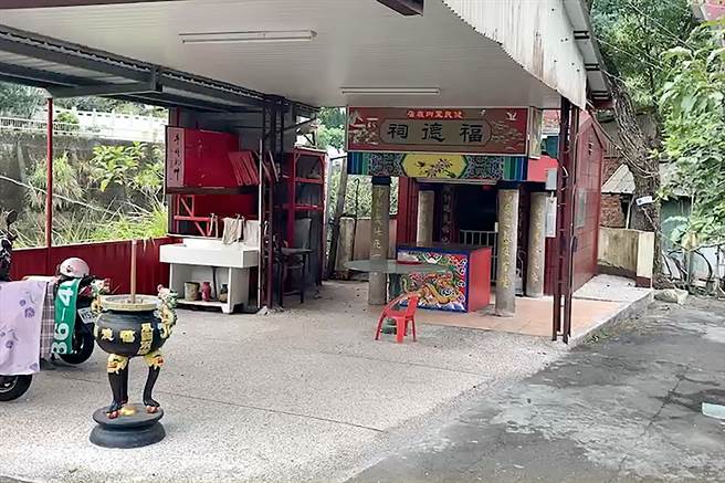 台中大里发生，江姓女子伙同张姓男友杀害父亲弃尸案，警方往太平黄竹坑方向搜山时，遇到瓶颈，经向路旁一间土地公庙祈求，不久即寻获江父遗体。（警方提供/黄国峰台中传真）