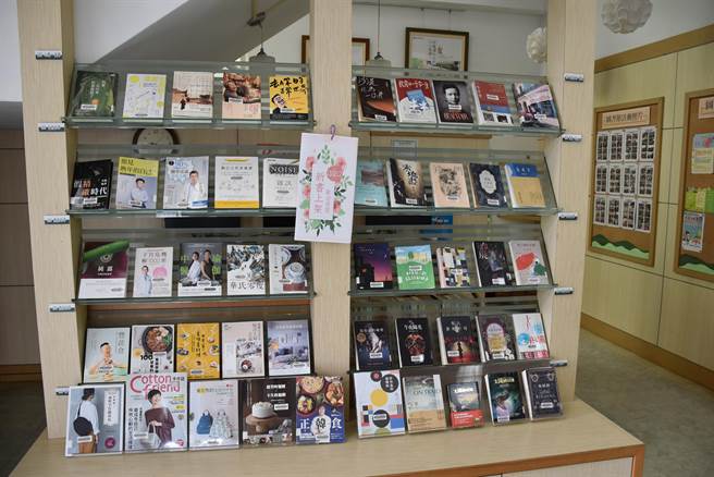 三湾乡立图书馆最新书籍期刊杂志提供给银髮族最新资讯。（谢明俊摄）