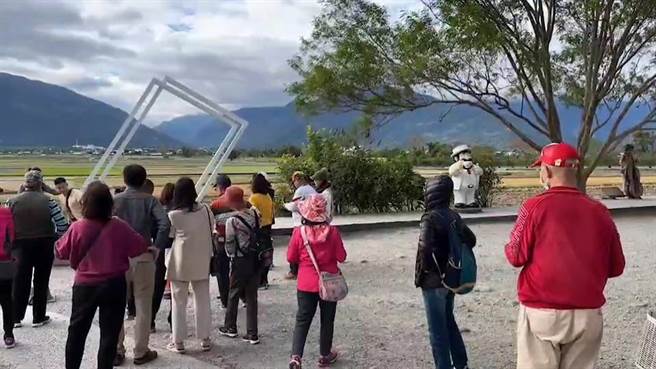 台东县警局关山分局针对辖内易壅塞路段及观光热点加强交通取缔。（关山警分局提供／蔡旻妤台东传真）