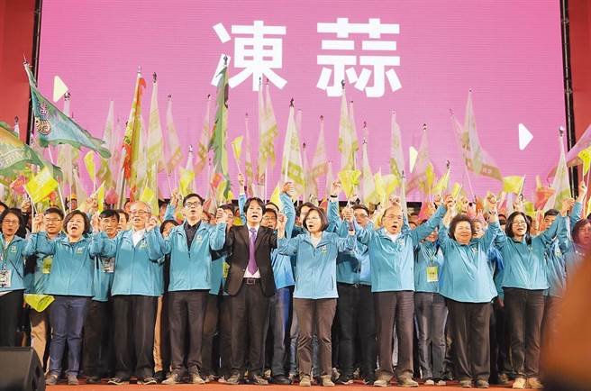民進黨全力搶攻2022選舉，成立「選對會」，並由黨主席蔡英文親自領軍操盤。圖為2019年蔡英文在總統大選造勢時，振臂高呼打選戰。（本報資料照片）