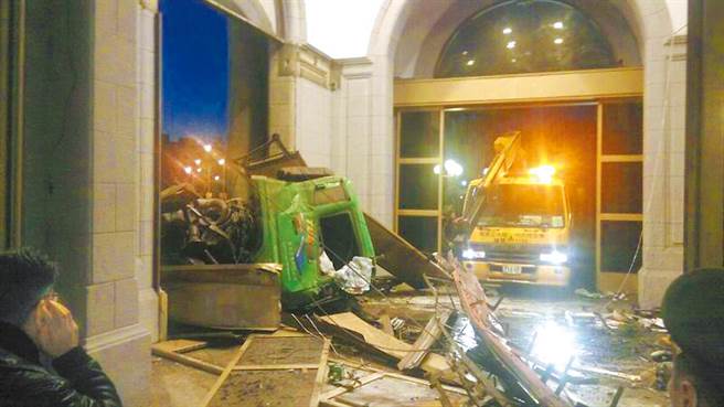 2014年间张德正驾砂石车直闯总统府大门，现场凌乱，拖吊车进入现场，协助善后。（中时资料照）