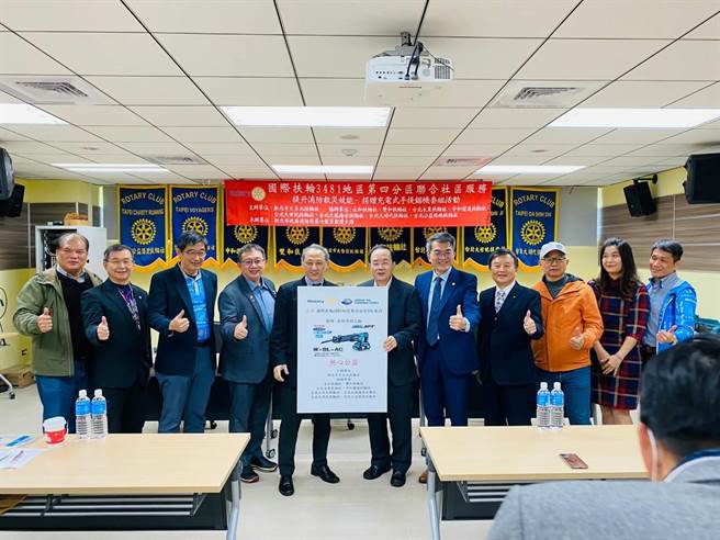 国际扶轮3481地区第四分区联合社区服务捐赠充电式手提锯机套组救灾器材。（第七大队提供）