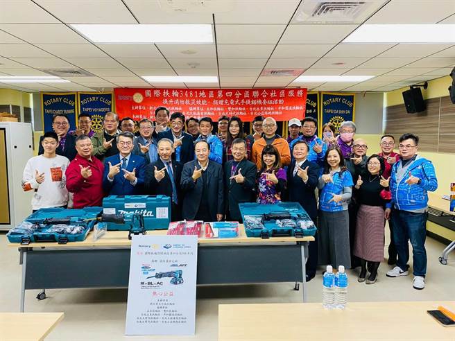 国际扶轮3481地区第四分区联合社区服务捐赠充电式手提锯机套组救灾器材。（第七大队提供）