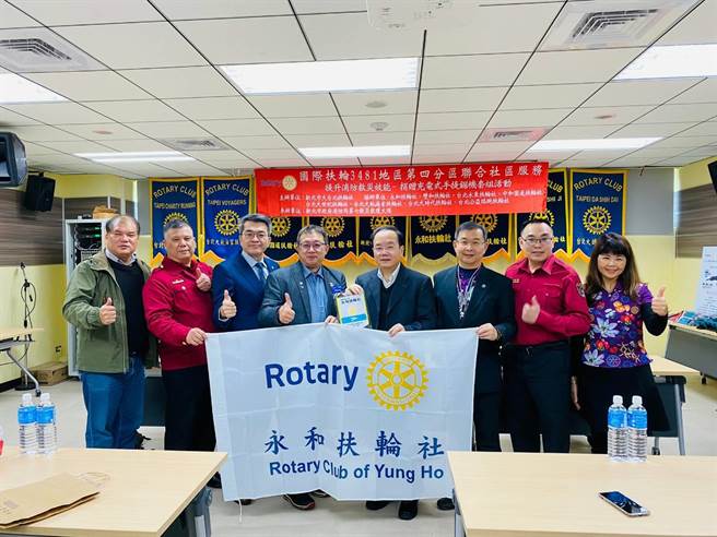 国际扶轮3481地区第四分区联合社区服务捐赠充电式手提锯机套组救灾器材。（第七大队提供）