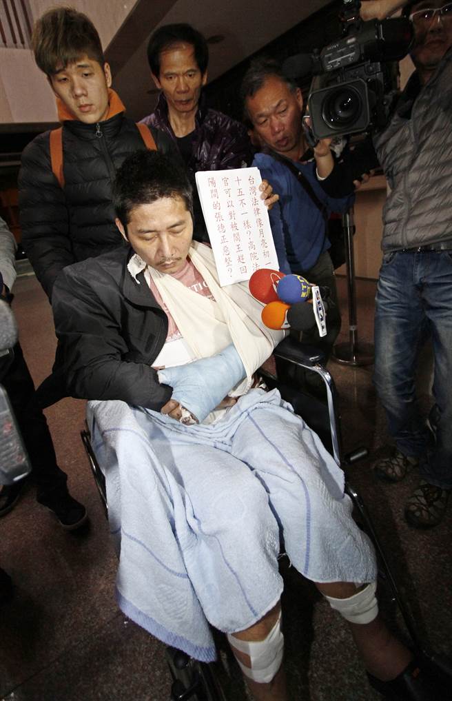 砂石车司机张德正（中）衝撞总统府，图为台北地院当时召开第5次羁押庭，张在亲友的陪同下坐轮椅出庭。（中时资料照／张铠乙摄）