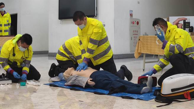 為提供桃園市消防局更好設備，桃園朝陽扶輪社結合其他協辦社，向國際扶輪社全球獎助金爭取補助捐贈20組二氧化碳監測儀。（賴佑維攝）