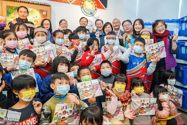尖石国小原住民文化「爱的书库」揭牌启用，学生们对精美图书爱不释手。（罗浚滨摄）