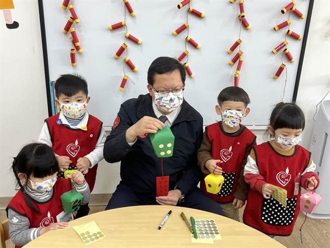 桃园市长郑文灿30日与幼生一起制作祈愿小卡并挂上祈福天灯，期许每位幼生在新年度充满活力、身强体壮。（陈梦茹摄）