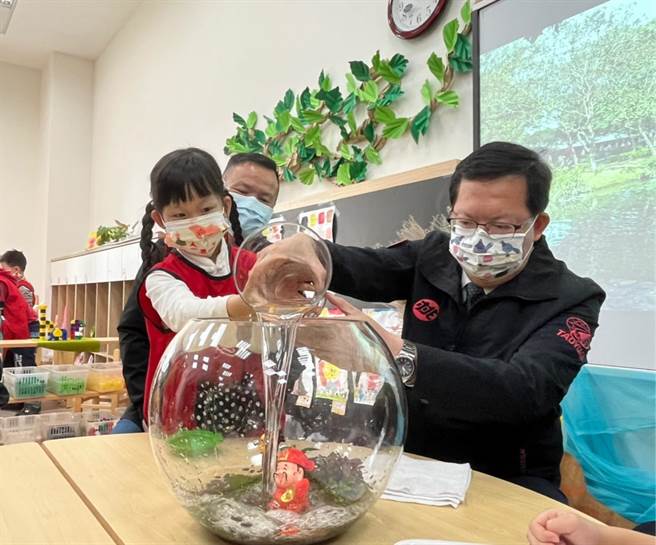 北青非营利幼儿园在课程规画上将教学与在地生态文化结合，将生命教育融入课程中，郑文灿30日与大班幼生一同布置生态鱼缸，替小鱼打造舒适的生活环境。（陈梦茹摄）