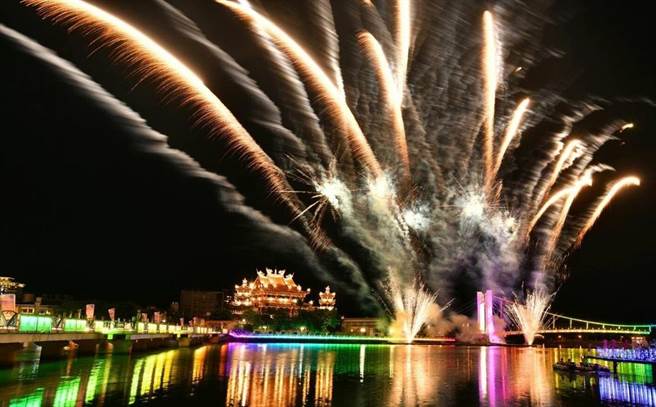 龙潭大池跨年花火音乐晚会。(观旅局提供／蔡依珍桃园传真)