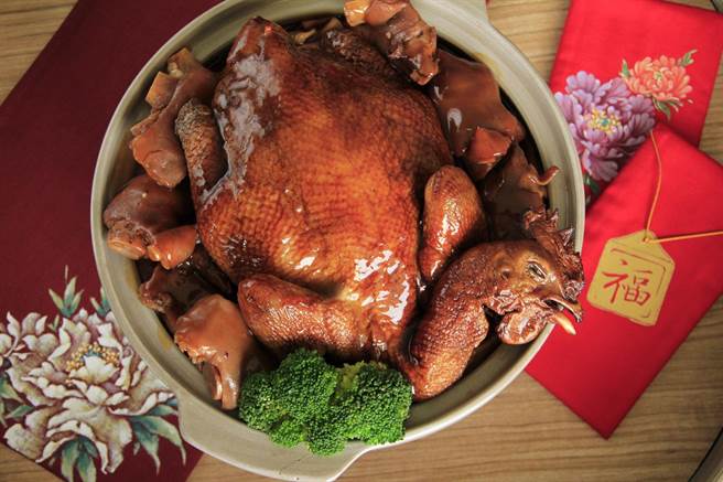 「涵碧钵香神仙鸡」象徵万事起头吉，烹饪过程不加任何一滴水，让饕客享用原汁原味的甘美滋味。（涵碧楼提供）