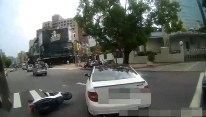 警用機車遭29歲許姓男駕駛酒駕衝撞倒地。（台中市警第二分局提供／張妍溱台中傳真）