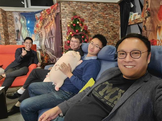 鄭照新（右至左）、侯漢廷及黃士修分別以1字回顧2021、展望2022。（圖／翻攝自鄭照新臉書）