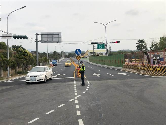 气温骤降梅岭梅花绽放，元旦、农历春节加强交管。(读者提供／刘秀芬台南传真)