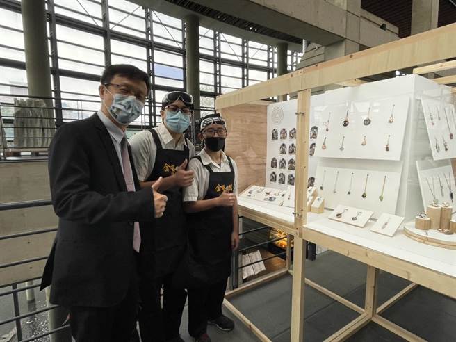 新北市教育局今与陶博馆举办「耶诞珠宝派对—新北技职教育陶瓷金工成果展」，展示学生作品，而莺歌在地东龙珠企业也承诺无偿捐赠课程所需教材及奖学金，帮助培育金工人才。（蔡雯如摄）