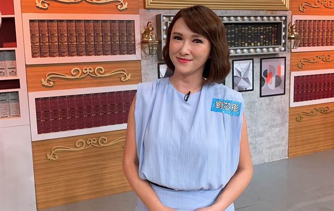 美女主播劉芯彤希望長榮海運不要忘記股東。（圖／FB@主播 劉芯彤）