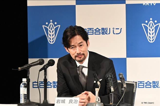 KKTV跨年獻映《繼母與女兒的藍調 特別版(2022)》綾瀨遙陷入愛的大抉擇。（KKTV提供）