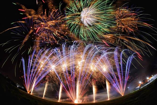 2022即将到来，全台跨年烟火倒数计时。图为台南市跨年晚会烟火秀。（喃虹映务提供／曹婷婷台南传真）