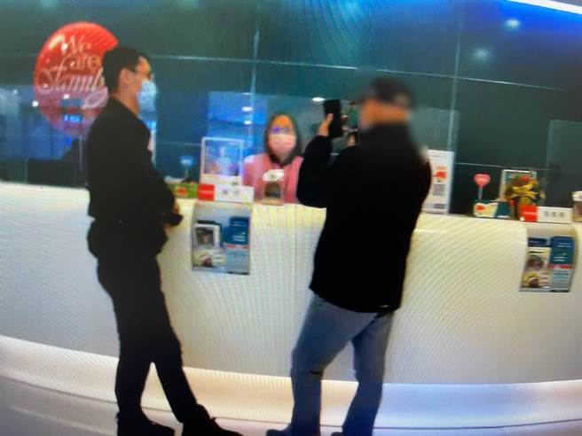 桃園市龜山區60歲李姓男子接獲陌生LINE加入群組，提供投資理財，表示該公司利用最新投資以AI程式自己選股，好險警方發現。（警方提供）