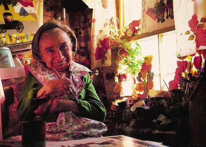 莫娣她被周围的人恶毒地称为「跛脚鸟」。(图/读者杂志提供)