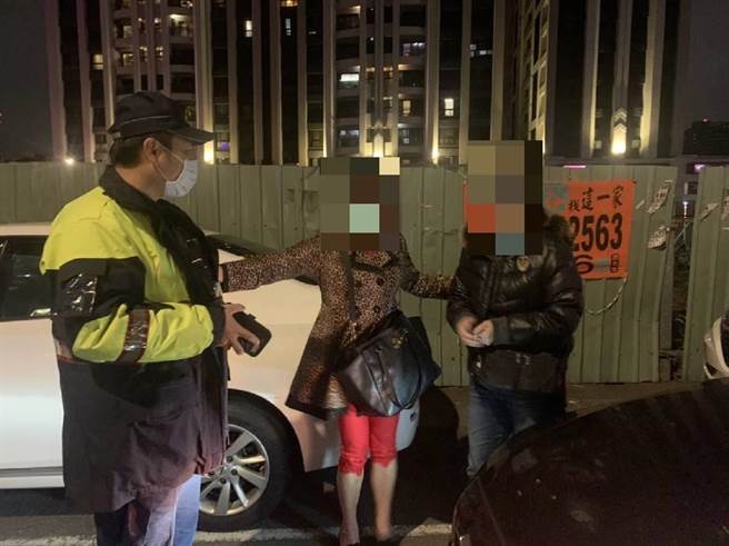 桃园市八德区日前6点多有2名新北市的妇人，因得知桃园打疫苗有送200元7-11超商礼券，便开车南下打疫苗，岂料打完却忘了自己的车停在哪，转向警方求援。（桃园市八德警分局提供／陈梦茹桃园传真）