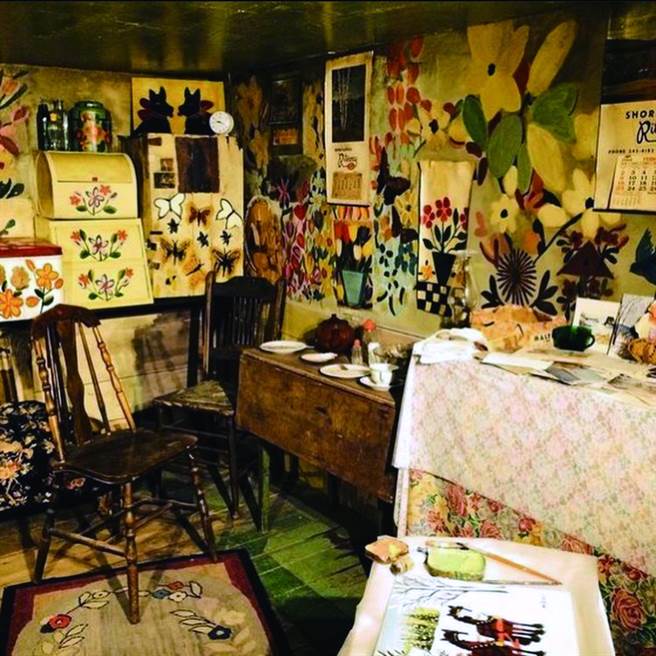 莫娣做完家务就开始画画。(图/读者杂志提供)