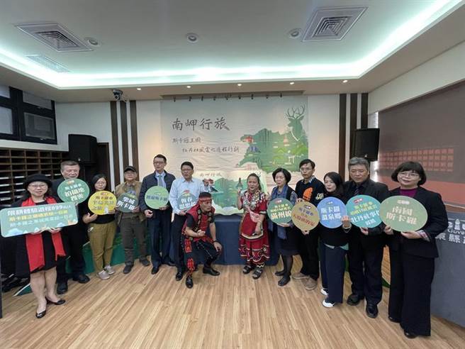 （屏東「斯卡羅王國暨牡丹社風雲之遊程宣傳記者會」活動，邀請屏東縣長潘孟安(左六)等人參加。圖/屏東縣政府提供）