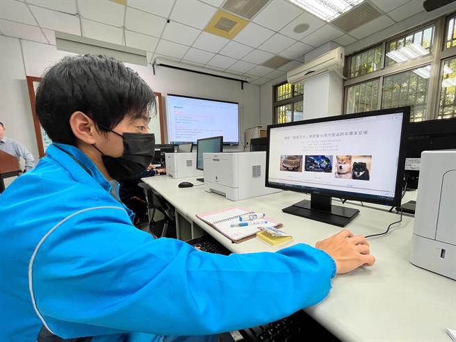 心智障碍生小伍参加劳动部云嘉南分署举办的职业体验活动，让他开始对网页设计产生兴趣。(刘秀芬摄)