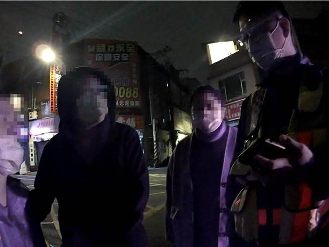 桃园警察分局埔子派出所员警王俪烨及林琮翰30日接获民眾报案，表示发现老先生深夜走在车道上疑似迷途，请警方协助。（警方提供）