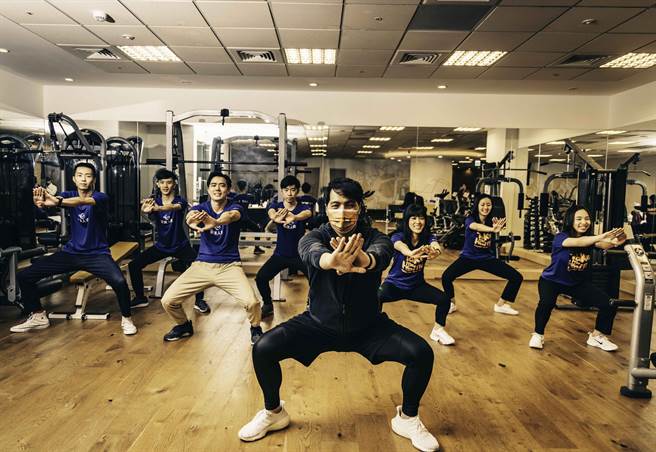 全球人寿了解同仁居家办公期间较少运动，故当疫情警戒降为二级时，重启总公司健身房，由全球人寿健身指导员开课带领内外勤同仁们「动起来」。（图/全球人寿提供）
