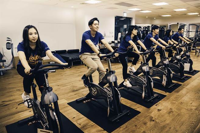 全球人寿总公司健身房重新开放，同仁踊跃使用健身房措施，包括飞轮、跑步机及各项重量训练器材。（图/全球人寿提供）

